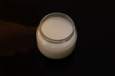 幽灵手里拿着一罐乳香胶果酱