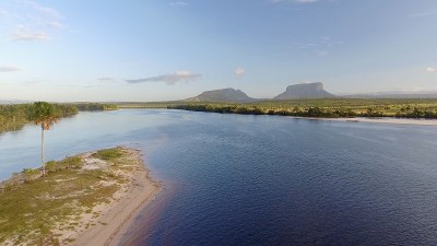 Mayupa岛海滩鸟瞰图。委内瑞拉，卡纳马国家公园