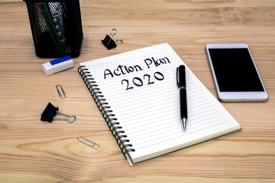 用笔在笔记本上记录2020年行动计划