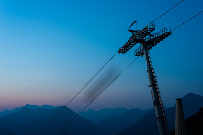 夜间有山的索道