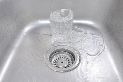 流向厨房水槽洞的水