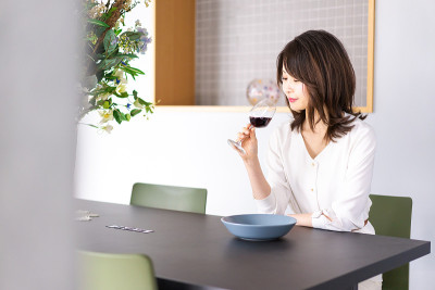 在餐馆里喝葡萄酒的女人