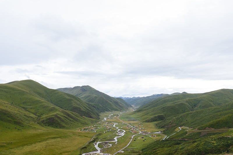 罗若村的风景(在拉隆伽佛学院(拉隆谷)的北部，色达(Sertar)，中国四川。