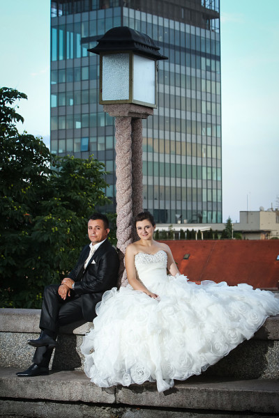 新婚夫妇坐在路灯旁