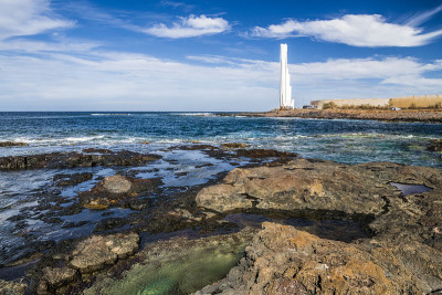 岩石海岸和白色灯塔
