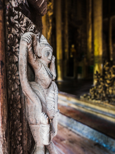 缅甸曼德勒金殿寺的旧木雕寺Shwenandaw Kyaung门上的木雕渴求