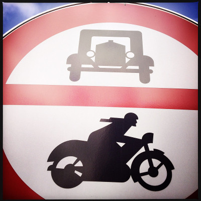 道路关闭摩托车和汽车标志-老式