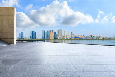 杭州城市天际线和空旷的广场楼层