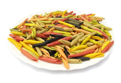 加蔬菜和香料的意大利通心粉