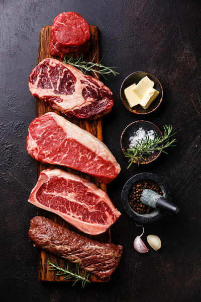 各种生黑安格斯上等肉排和调味料