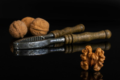 孤立在黑色玻璃上的成熟棕色核桃