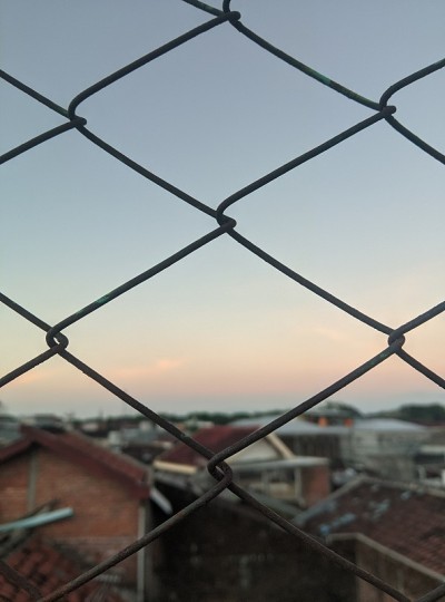 陈旧生锈的金属栅栏