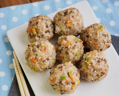 亚洲食物饭团和腌萝卜