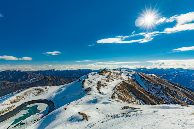 新西兰山全景和滑雪斜坡从皇冠峰滑雪胜地，皇后镇