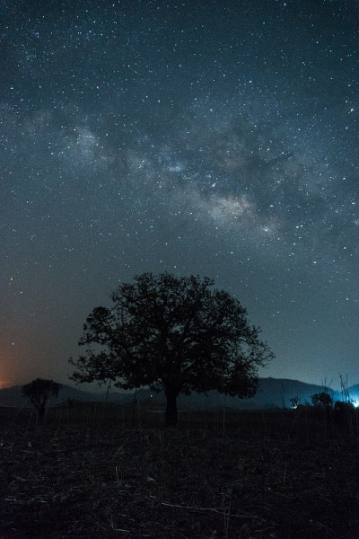 夜晚景观银河背景在Vishal khadi