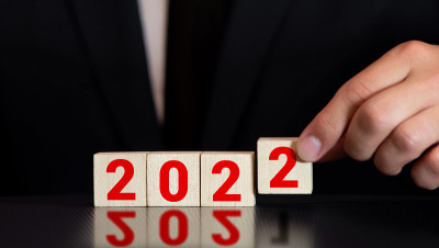 2021年到2022年，男人手翻方块。新年的概念。副本的空间。
