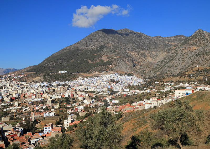 摩洛哥，Chefchaouen和Rif山的全景。