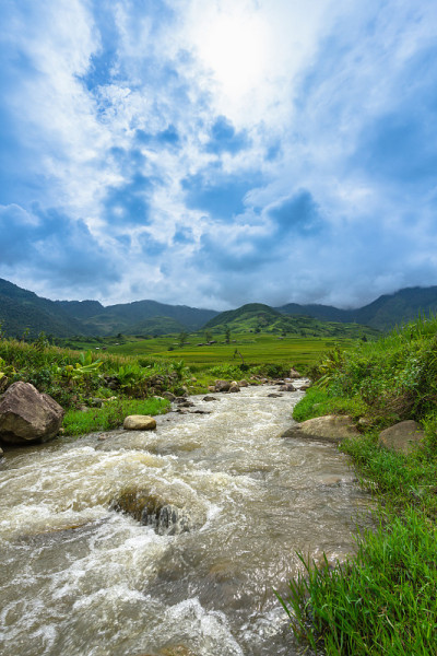 野溪穿过梯田和山景