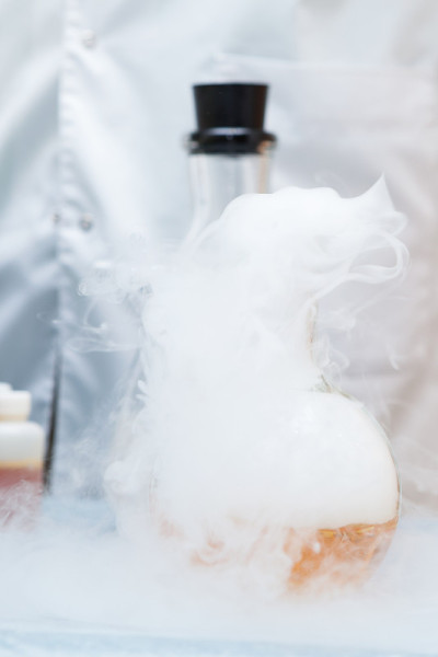 带试剂的实验室烧瓶。的经历。研究。放出大量气体或蒸气的化学反应。有选择性的重点。特写镜头