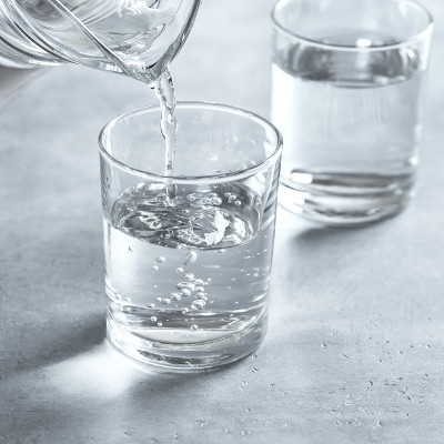 水倒进玻璃杯