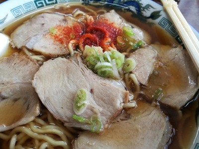 猪肉拉面，煮蛋，北海道茶树肉，猪骨面和味噌汤。日本扁豆拉面配酱油汤，当地传统的日本食物