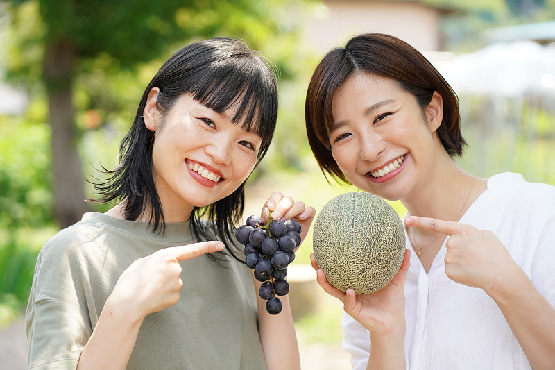 有瓜和葡萄的女人