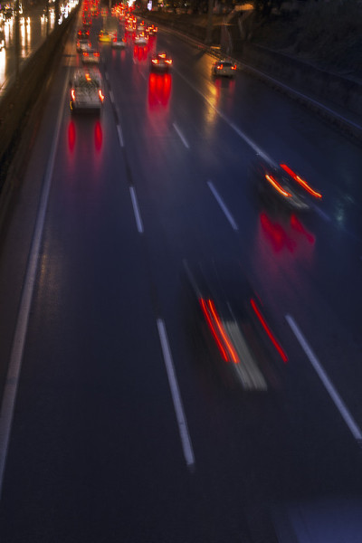 汽车在城市道路上行驶的俯视视图
