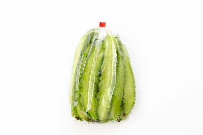 白色背景的塑料袋里的新鲜翼豆