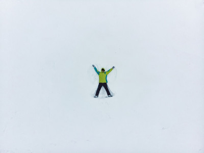 俯视人造雪天使