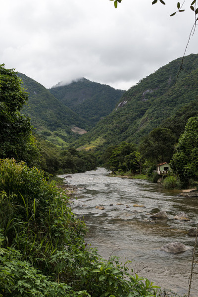 Sana, Macaé，里约热内卢山区的自然景观。这是一幅城市入口处群山环绕的河流照片。