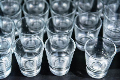 酒精在桌子上空射