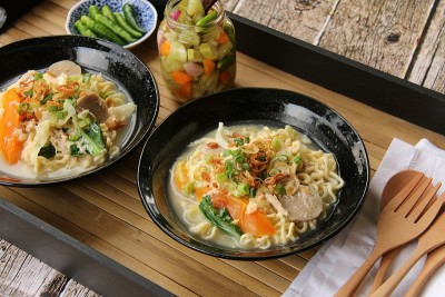 米哥狗爪哇面，爪哇面配黄瓜泡菜和青椒