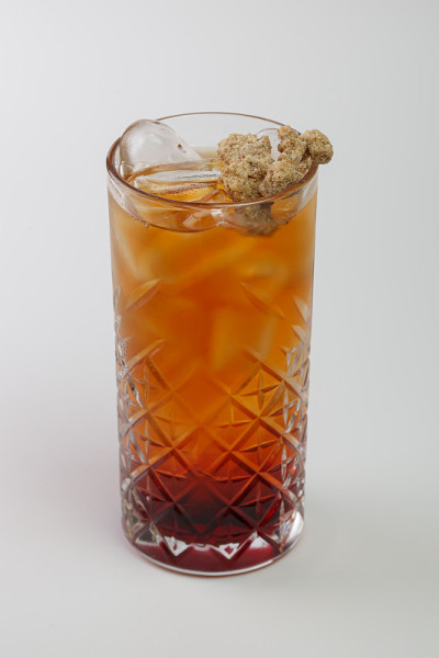 美丽可口的鸡尾酒在一个透明的装饰玻璃