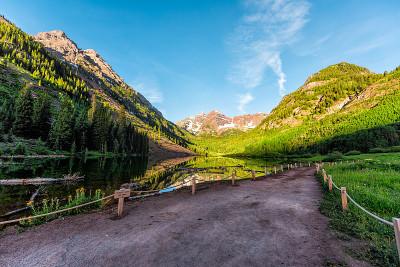 2019年7月，科罗拉多州阿斯彭的栗色贝尔湖有山峰和雪，小路道路的广角视野