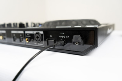 连接专业DJ midi控制器和音频混音器的电缆。在家聚会用的音乐会器材。唱片骑师技术混合数字音乐轨道