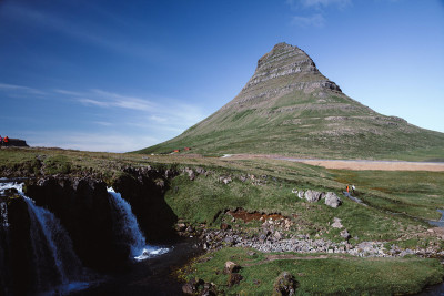 冰岛Snaefellsness半岛上的Kirkjufell和Kirkjufellsfoss