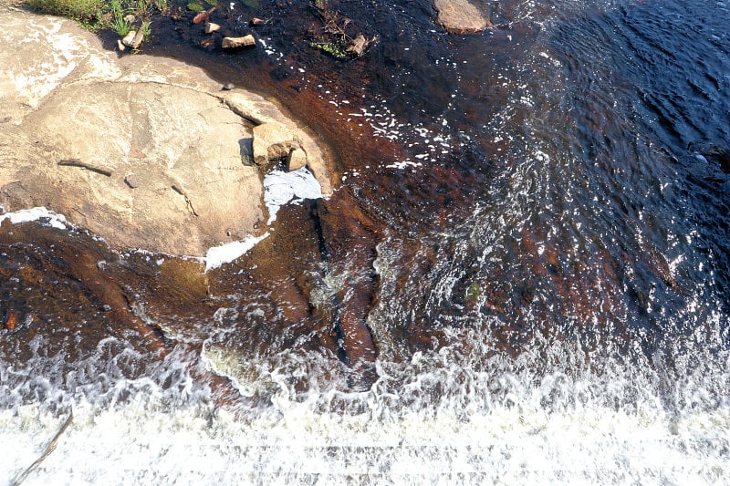 溪水在岩石周围流动