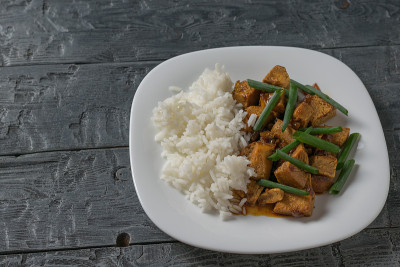 烤豆腐，配上米饭和酱油。前视图。