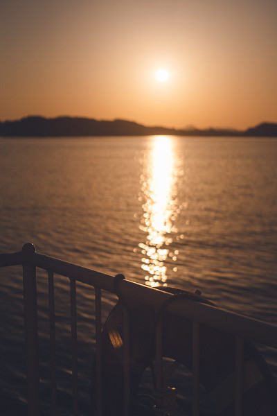 佐贺县白津市洋步子海面上的夕阳和日落。
