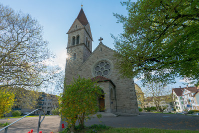 瑞士楚格- 4月20日:春日美景，楚格市中心历史悠久的新教教堂