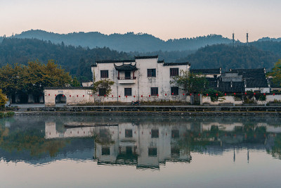 日出时分西递村