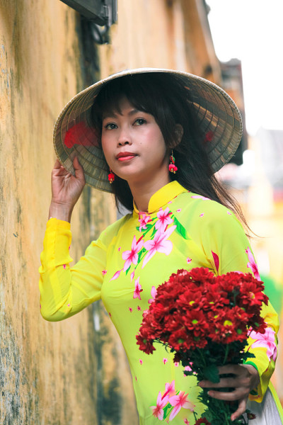 身着越南传统服饰的妇女