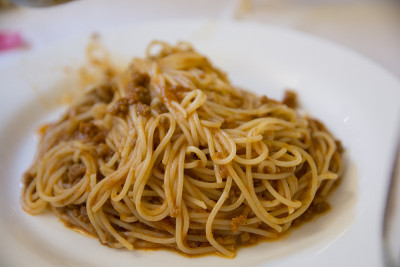 一个传统的“意大利肉酱面”在一个白色盘子的特写