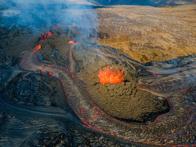 在冰岛法格拉达尔火山喷发的熔岩上飞行，冰岛