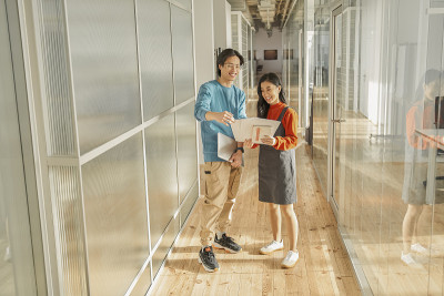 两个不同种族的学生在大学大厅相遇