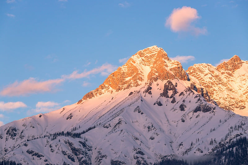 田园诗般的雪山山峰，冬日夕阳，风景，阿尔卑斯山，奥地利