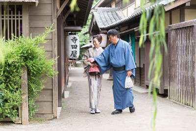 一对日本夫妇在浴田小巷里