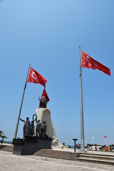 哈塔伊斯肯德隆的城市和海滩景色