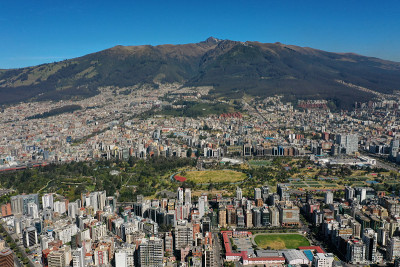 一个城市的鸟瞰图，一个大公园和一座山在背景