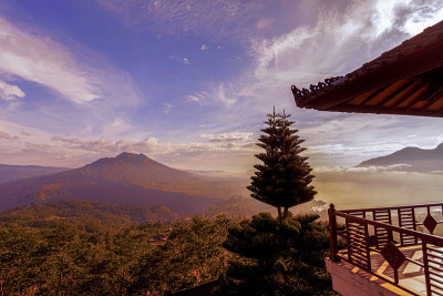 巴图尔火山位于印尼巴厘岛，色彩鲜艳